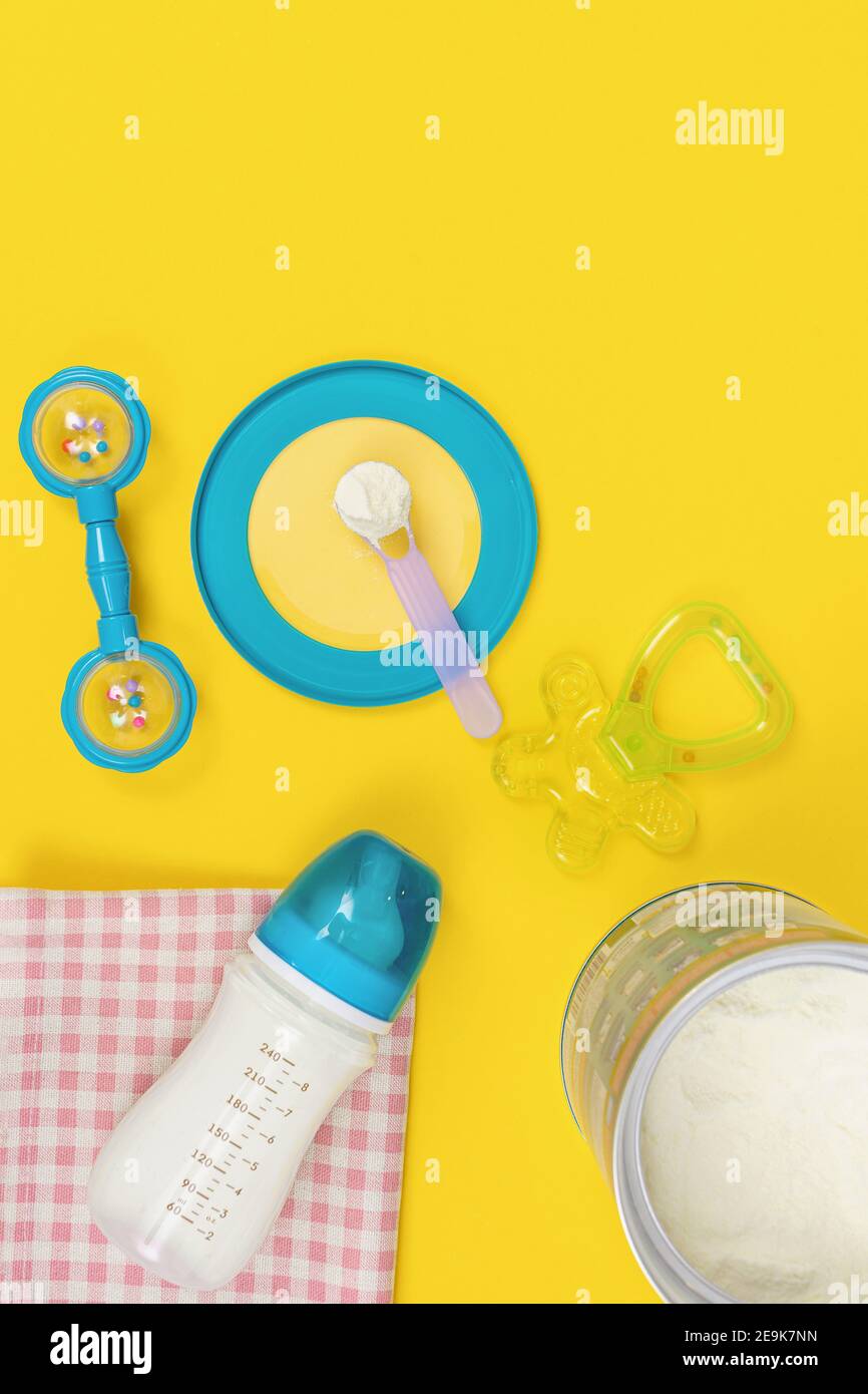 Biberon e formula del latte per bambini sullo sfondo della cucina