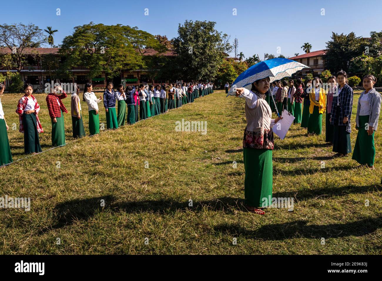 Gli orfani che vivono nell'orfanotrofio Shatapru Education Boarder a Myikyina, nel Myanmar settentrionale, frequentano le lezioni della scuola pubblica. Foto Stock