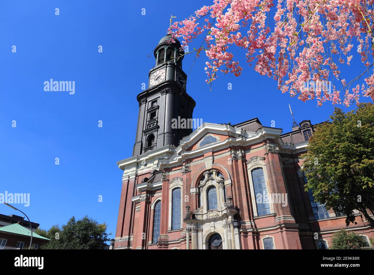 Città di Amburgo, Germania - Chiesa di San Michele (Sankt Michaelis). Fioritura dei ciliegi primaverili. Foto Stock
