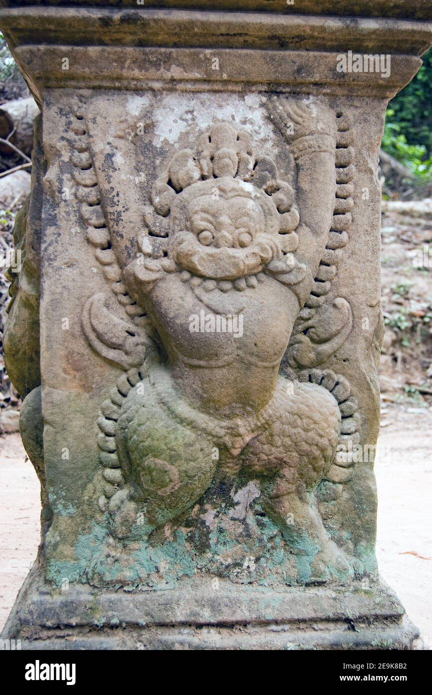 Antica scultura Khmer di una divinità Garuda al tempio di Preah Khan, Angkor, Siem Reap, Cambogia. Foto Stock