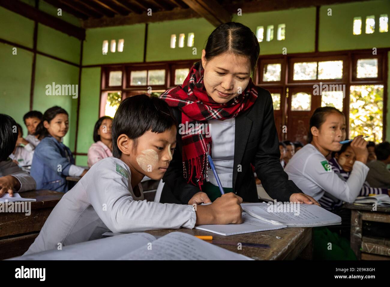 Gli orfani che vivono nell'orfanotrofio Shatapru Education Boarder a Myikyina, nel Myanmar settentrionale, frequentano le lezioni della scuola pubblica. Foto Stock