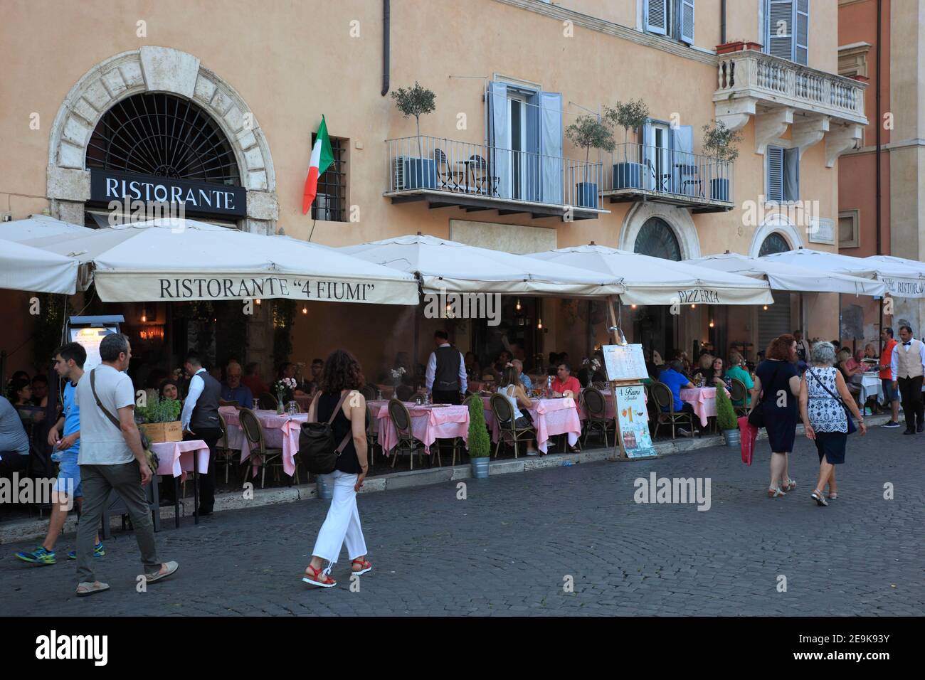Caffè di strada nel centro storico di Roma, Italia / Straßenkaffee in der Altstadt von Rom, Italien Foto Stock