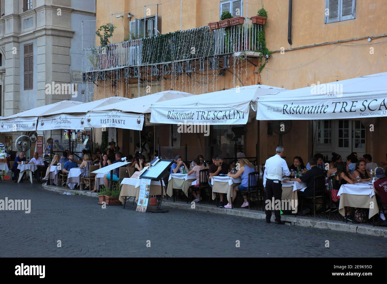 Caffè di strada nel centro storico di Roma, Italia / Straßenkaffee in der Altstadt von Rom, Italien Foto Stock