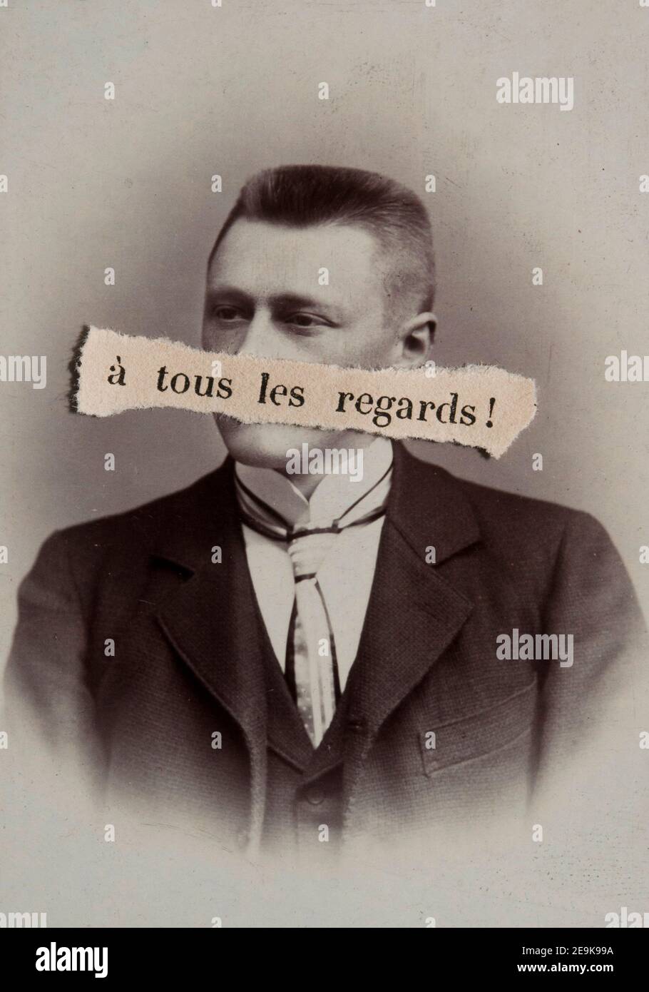 Frase in francese A TOUS LES RIGUARDA su una carta strappata, coprendo la bocca in un ritratto antico di un uomo Foto Stock