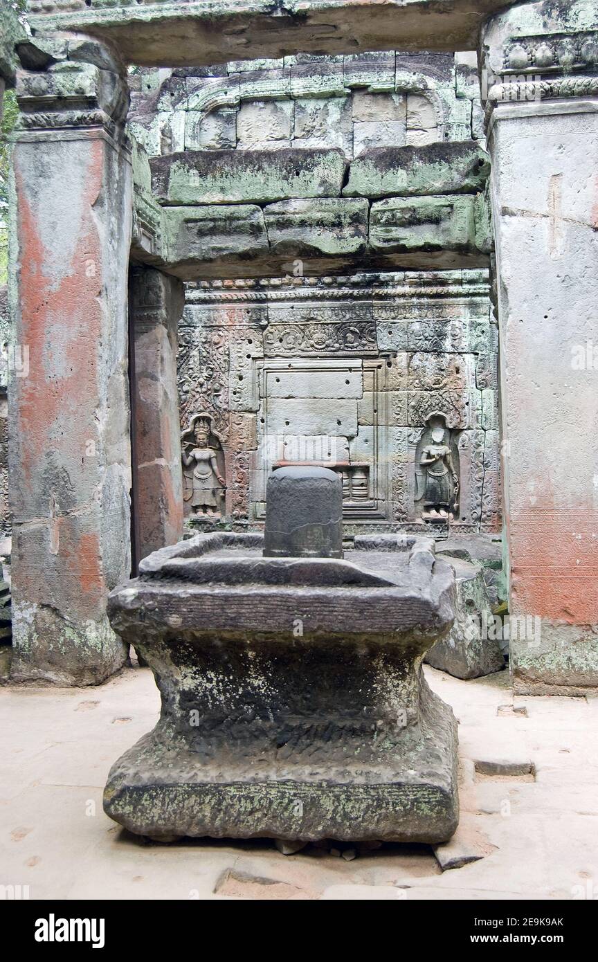 La pietra sacra lignum e la scultura yoni nel centro del tempio di Preah Khan, Angkor, Cambogia. Si ritiene che la pietra cilindrica abbia poteri maschili Foto Stock