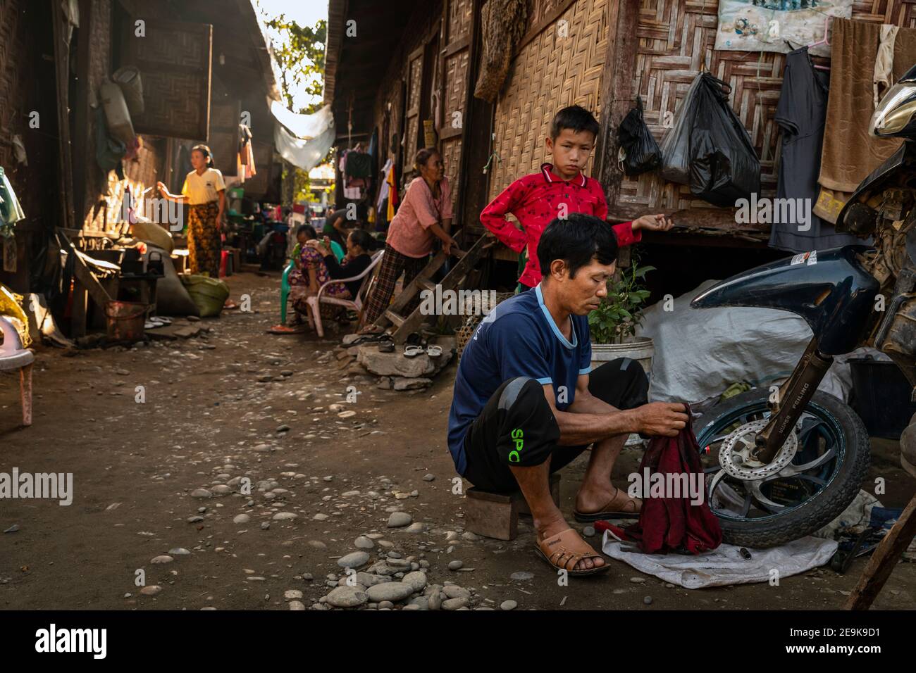 Vita quotidiana dei rifugiati nel campo profughi di Shatapru IDP a Myikyina, Myanmar. Ogni famiglia ha una camera nelle capanne povere. Foto Stock