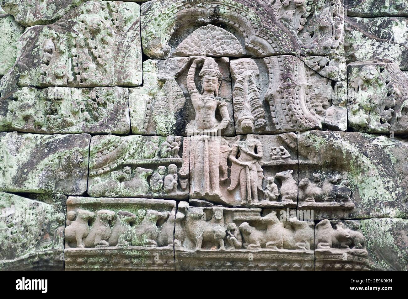 Antica scultura Khmer di due dea indù circondata da animali da fattoria. Preah Khan tempio, Angkor, Cambogia. Foto Stock