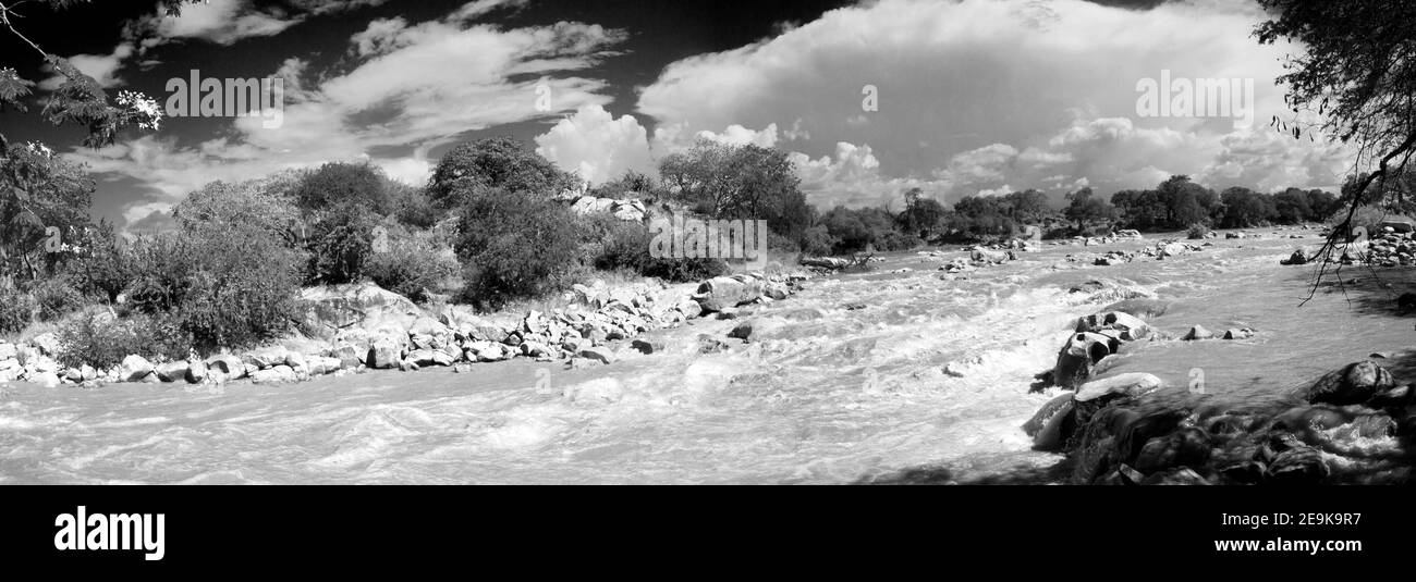 In una stagione normale piovono le alte acque del Grande Fiume Ruaha che si susseguono sulle rapide del campo del Fiume Ruaha. Una vista spettacolare e rumorosa. Foto Stock