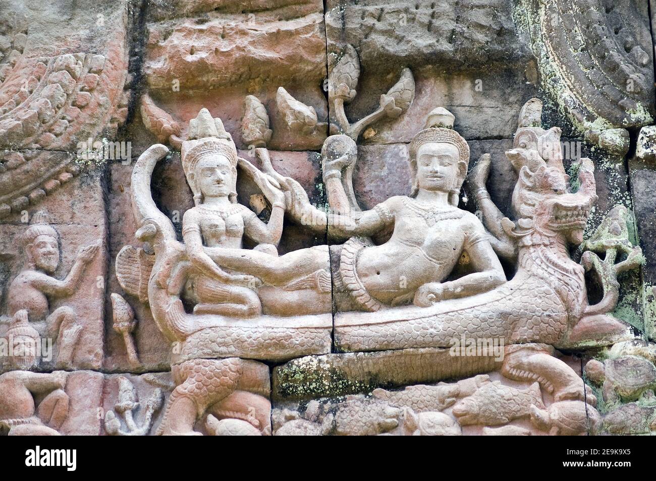 Un'antica scultura Khmer che mostra il dio indù Vishnu che si reclinava mentre la sua consorte, la dea, Lakshmi, massaggia i suoi piedi. Tempio di Preah Khan, Angkor, Foto Stock
