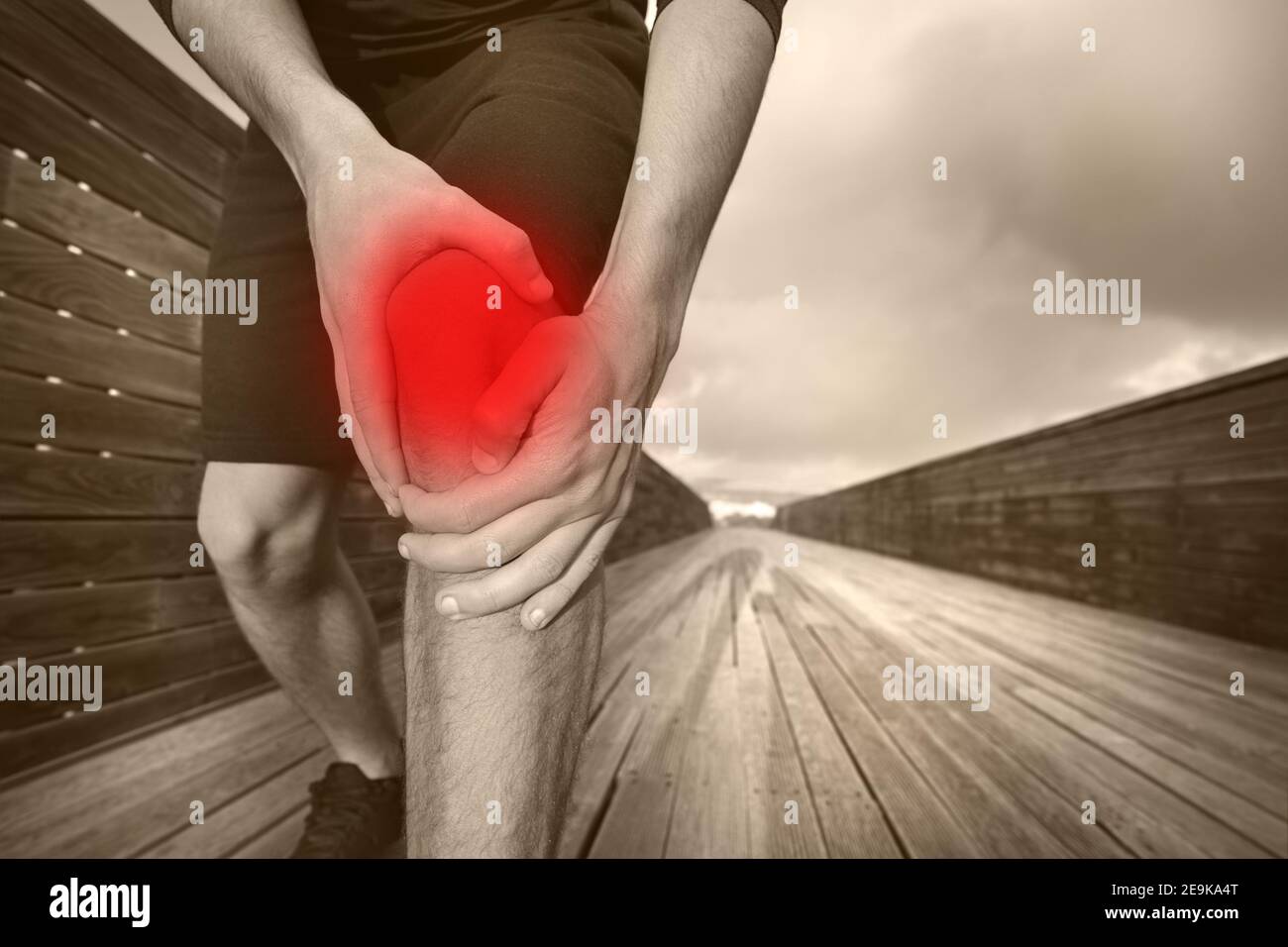 Guida uomo con lesioni alle ginocchia o alle articolazioni. Dolore di riempimento durante l'addestramento. Foto Stock