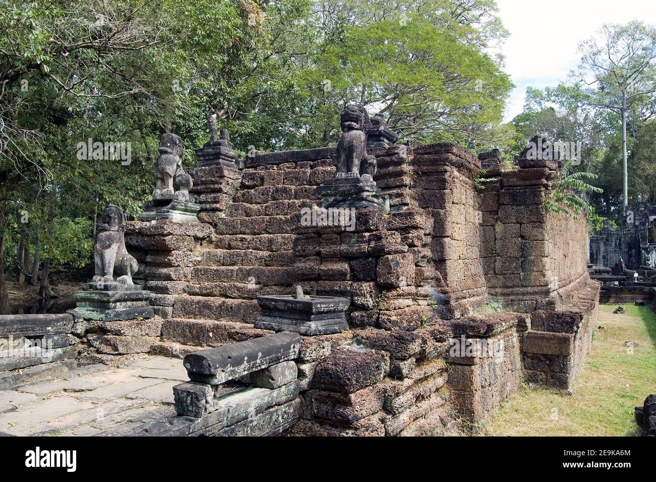 La grande terrazza, custodita dai leoni imperiali e realizzata in pietra laterite. Tempio di Preah Khan, Angkor, Cambogia. Antica struttura Khmer, centinaia di Foto Stock