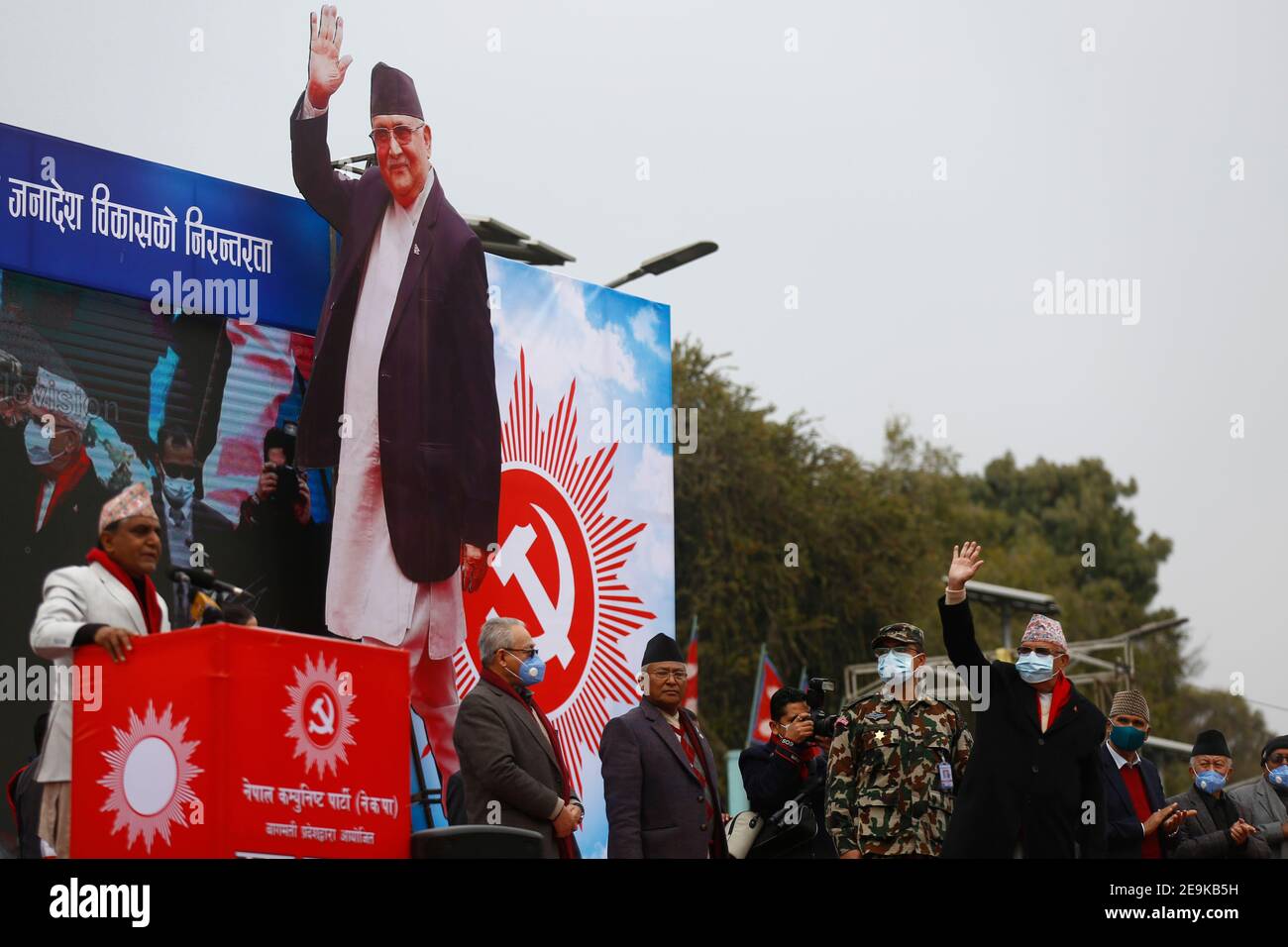 5 febbraio 2021, Kathmandu, Nepal: Gesti del primo ministro KP Sharma oli a decine di migliaia di persone giunte da varie parti della contea per un raduno di massa, Organizzato dai sostenitori del primo Ministro KP Sharma Oliâ€™in risposta alle recenti proteste del gruppo di splicatori del Partito comunista nepalese guidato dall'ex primo Ministro Pushpa Kamal Dahal dopo che il PM ha sciolto il parlamento a Kathmandu, in Nepal, venerdì 5 febbraio 2021. (Immagine di credito: © Skanda Gautam/FILO ZUMA) Foto Stock