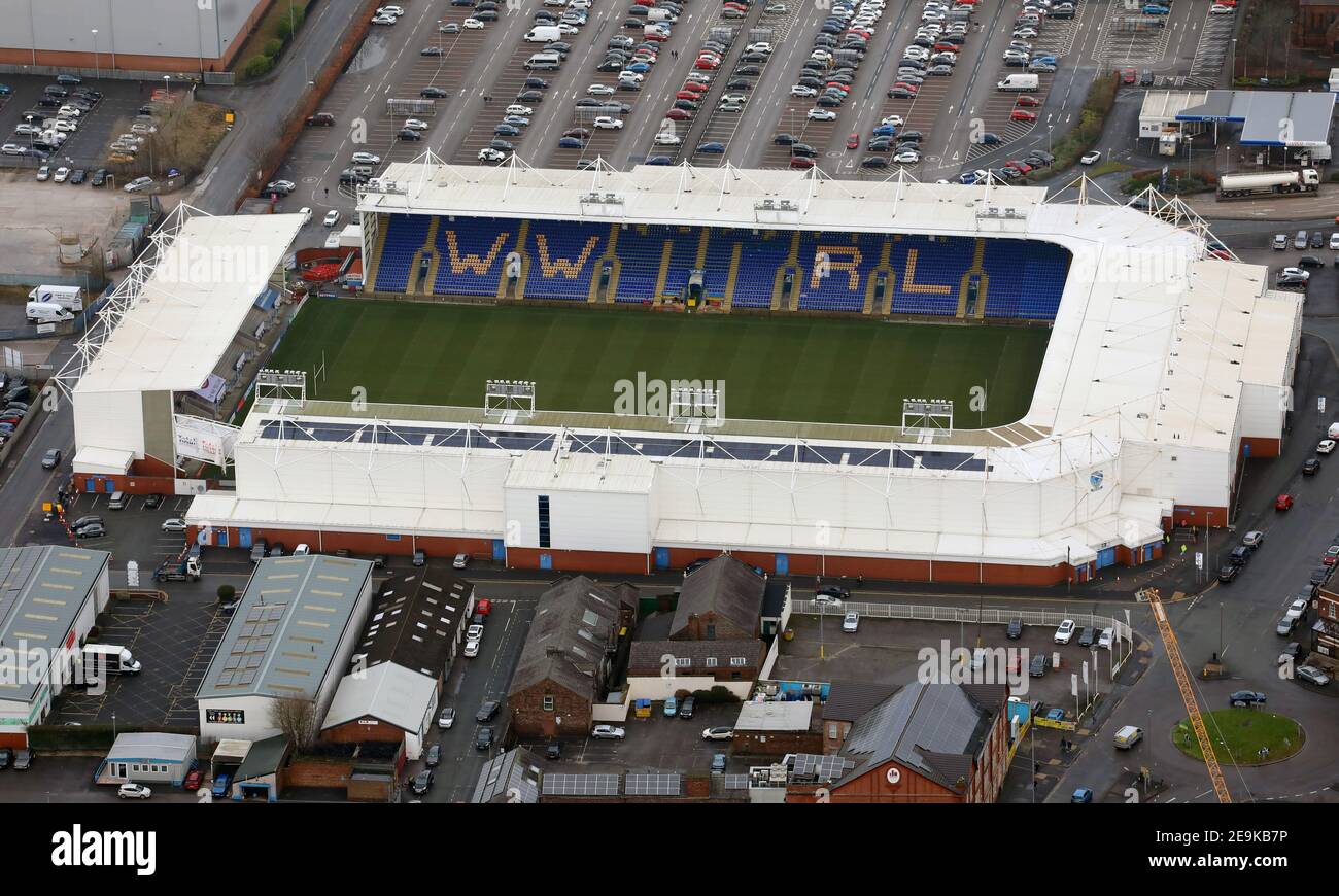 Vista aerea del campo di rugby e del centro conferenze dello stadio Halliwell Jones. Sede del club di rugby Warrington Wolves. Foto Stock