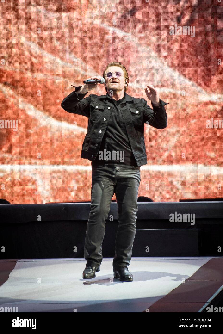 Bono degli U2 suona Joshua Tree dal vivo sul palco dello stadio Twickenham di Twickenham, Londra. Foto Stock