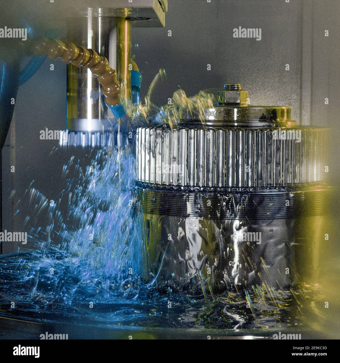 La ruota dentata è lavorata su una fresatrice CNC orizzontale centrare con  l'attrezzo rotante e spruzzare liquido di raffreddamento Foto stock - Alamy