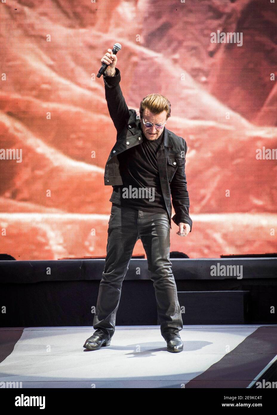 Bono degli U2 suona Joshua Tree dal vivo sul palco dello stadio Twickenham di Twickenham, Londra. Foto Stock