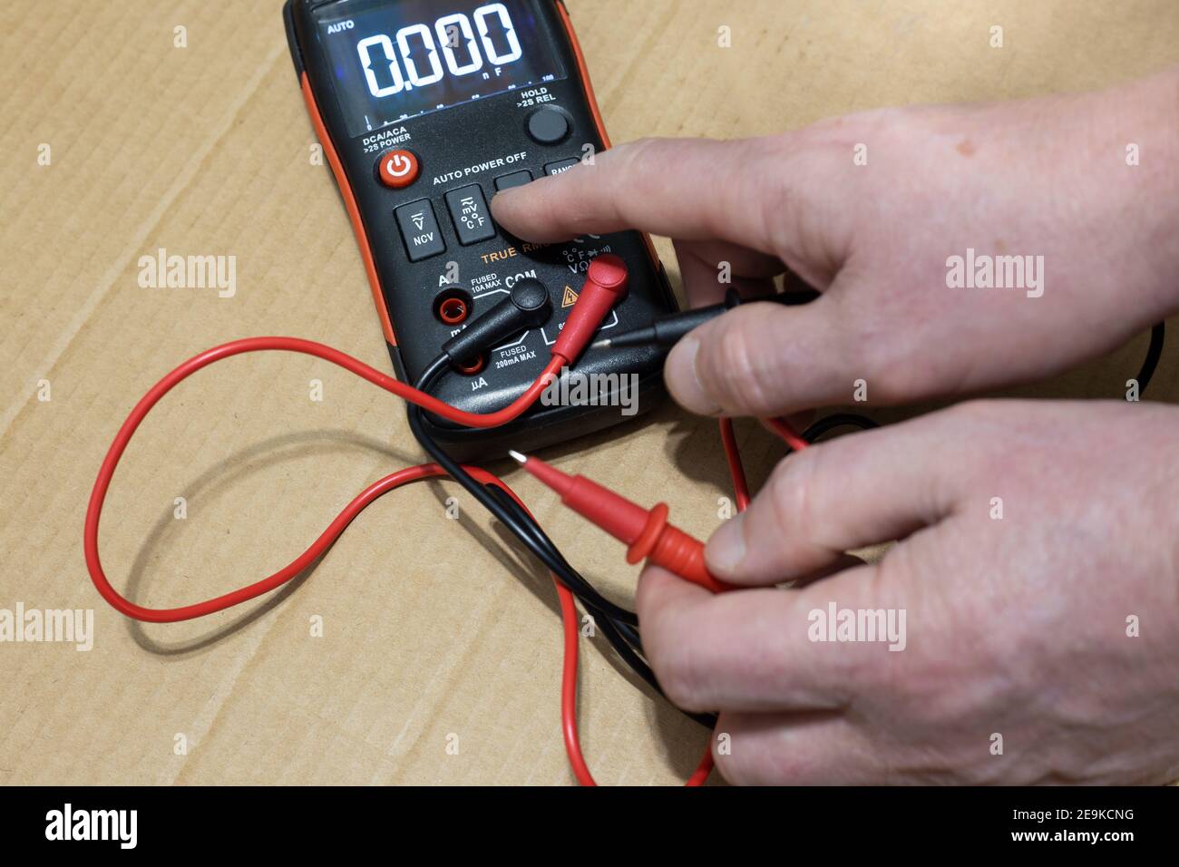 multimetro-misuratore elettronico per la misurazione di corrente, tensione, resistenza elettrica, temperatura, per il controllo e la riparazione di apparecchiature elettroniche Foto Stock