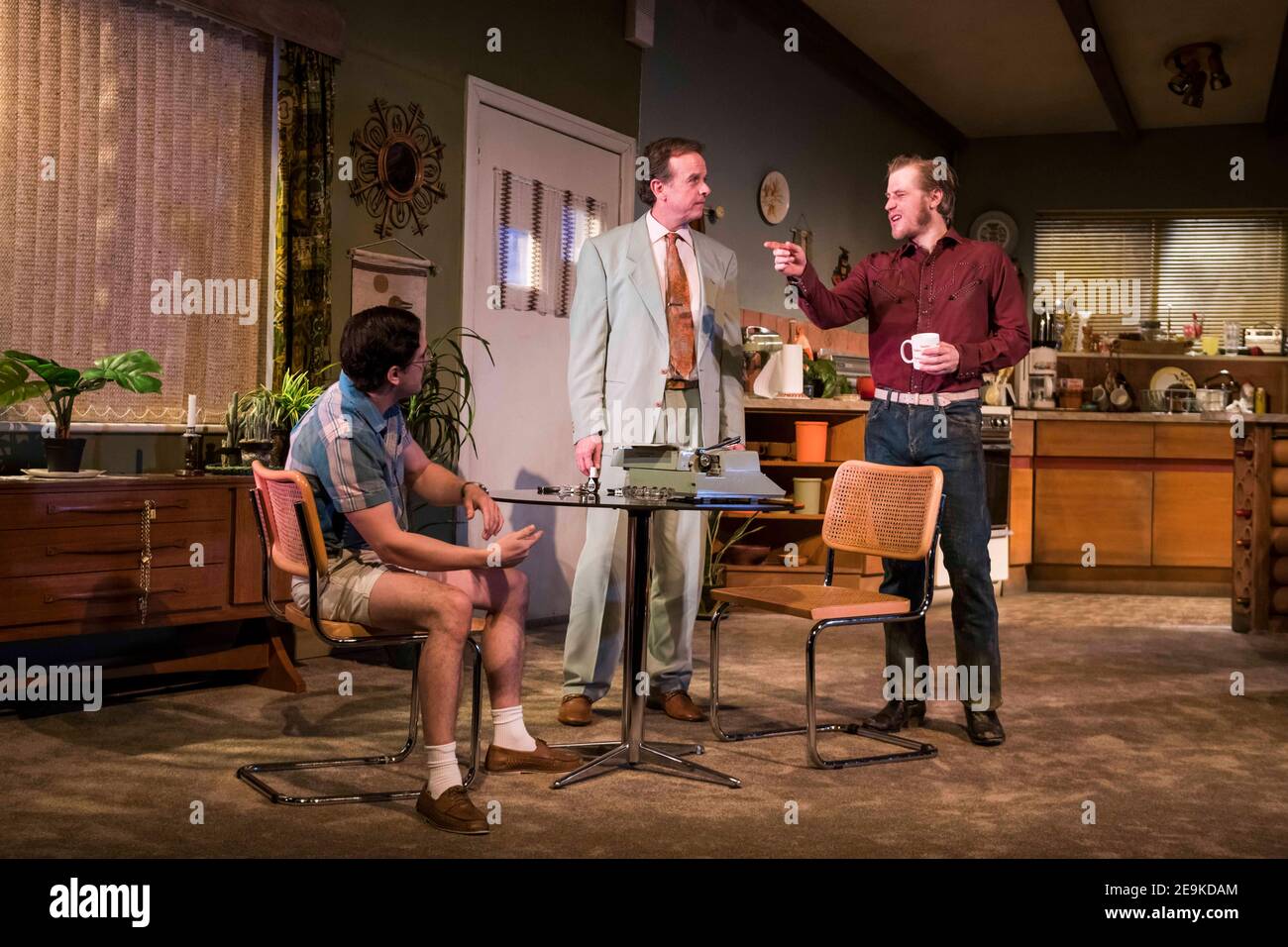 Kit Harington, Donald Sage Mackay e Johnny Flynn si esibiscono sul palco durante la fotocellula True West al Vaudeville Theatre di Londra. Foto Stock