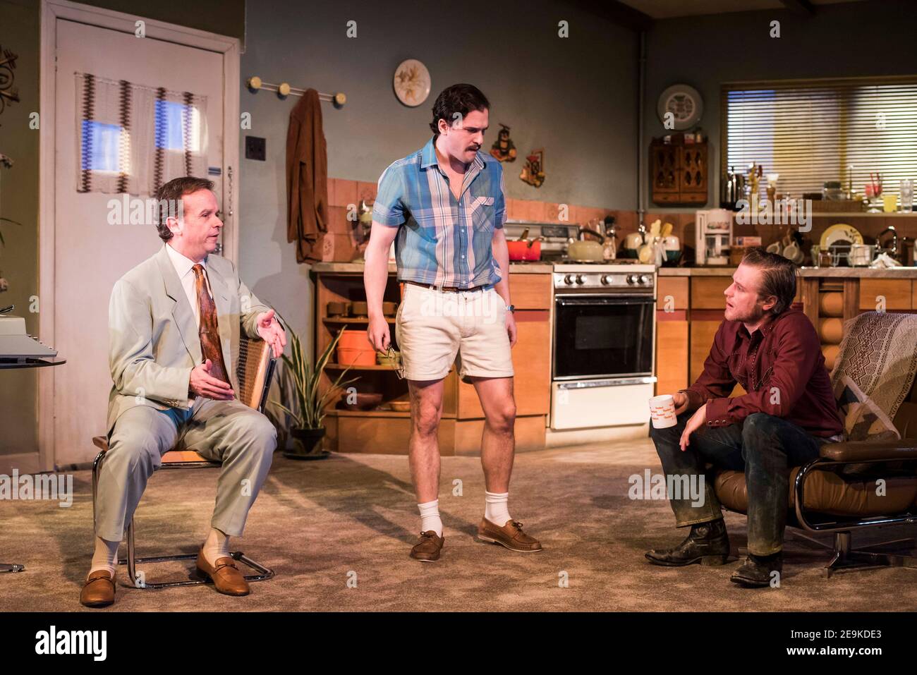 Donald Sage Mackay, Kit Harington e Johnny Flynn sul palco durante la fotocellula True West al Vaudeville Theatre di Londra. Foto Stock