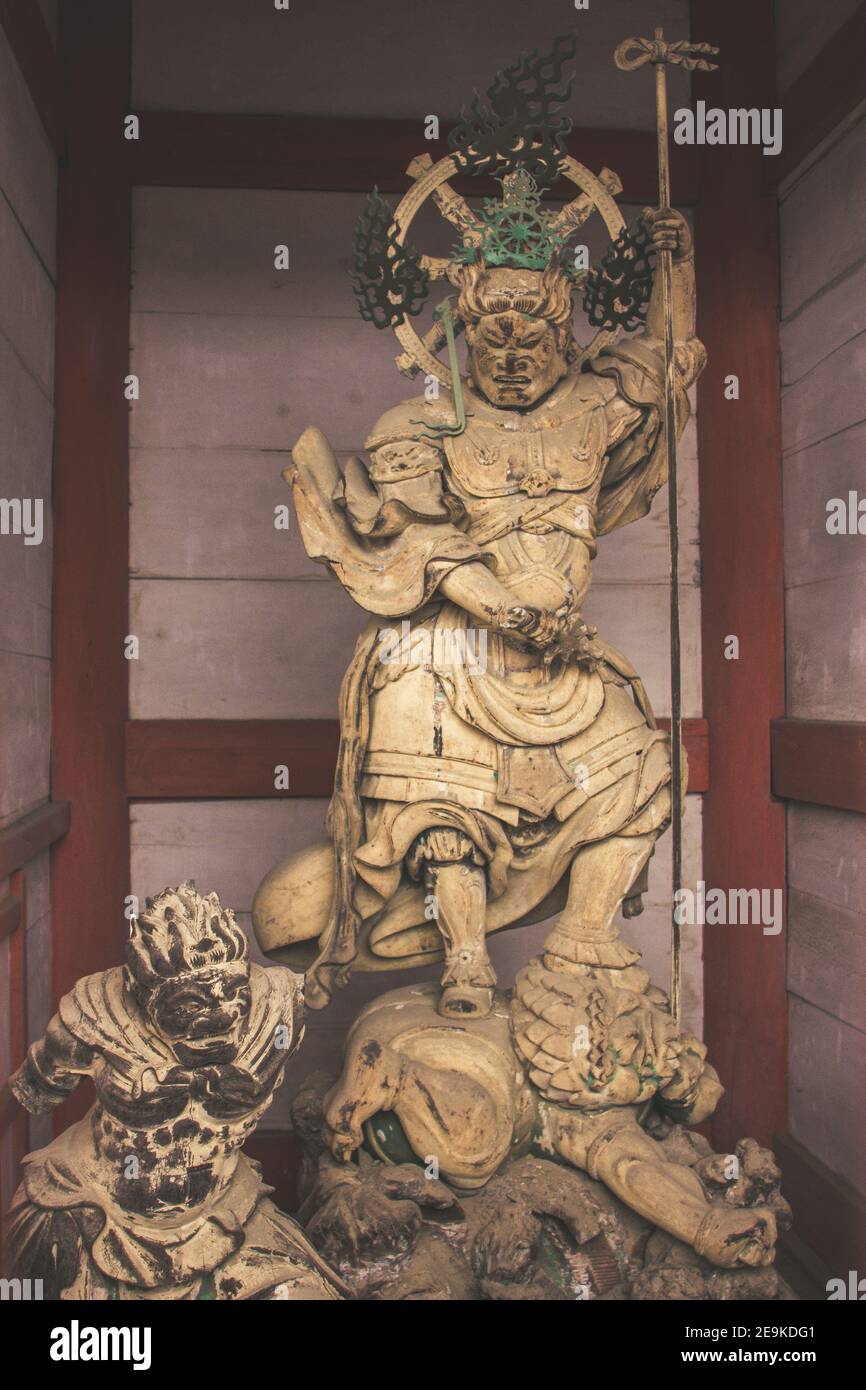 Dio demone che protegge la porta del tempio di Ninnanji a Kyoto Foto Stock