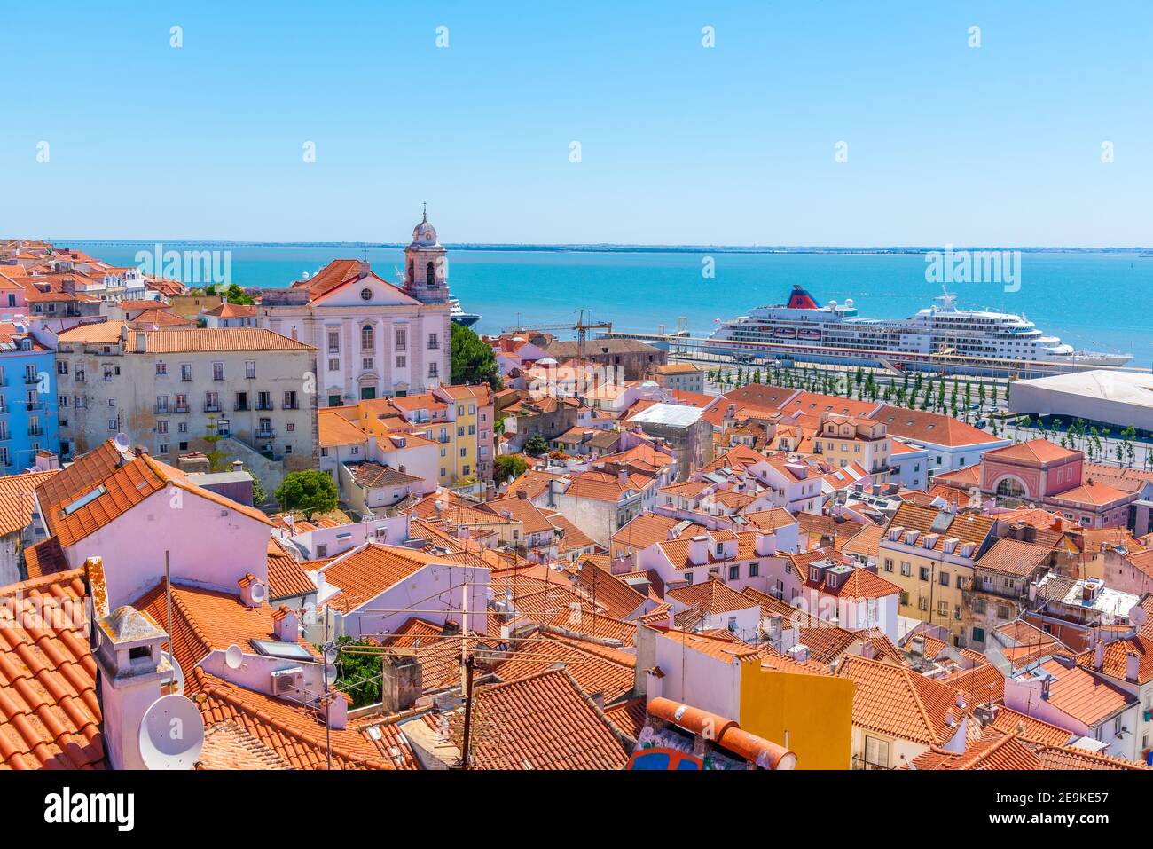 Paesaggio del distretto di Alfama con la chiesa di Sao Estevao a Lisbona, Portogallo Foto Stock