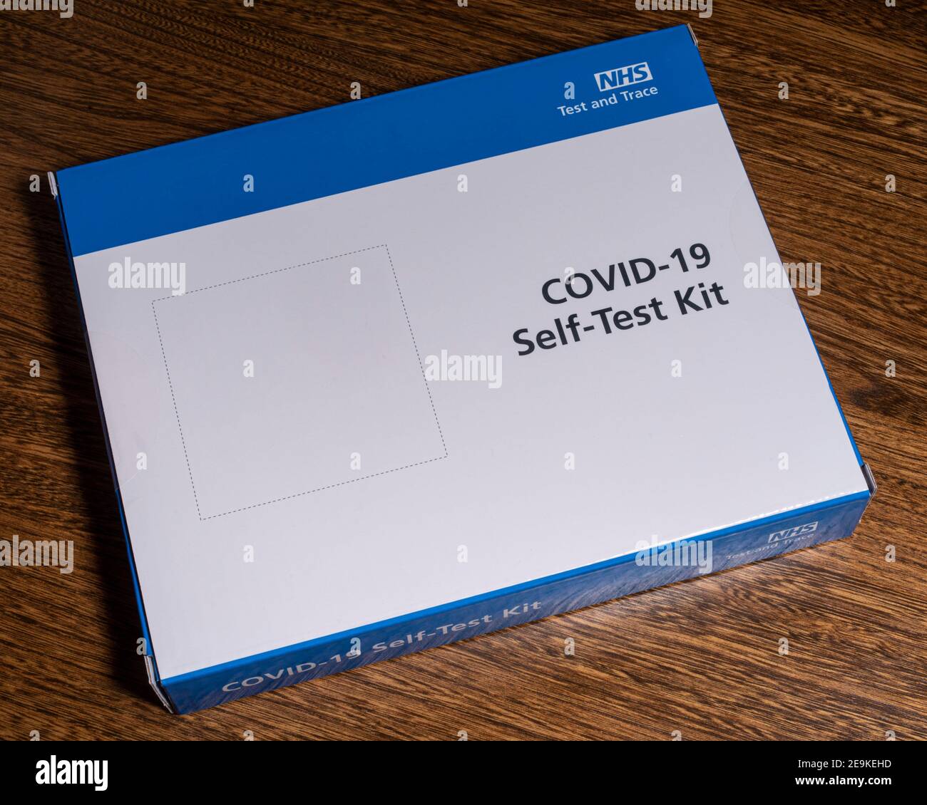 Londra, Regno Unito - 29 gennaio 2021: Primo piano di un kit di test automatico COVID-19 non aperto, o kit di test domestico, rilasciato dall'NHS. Foto Stock