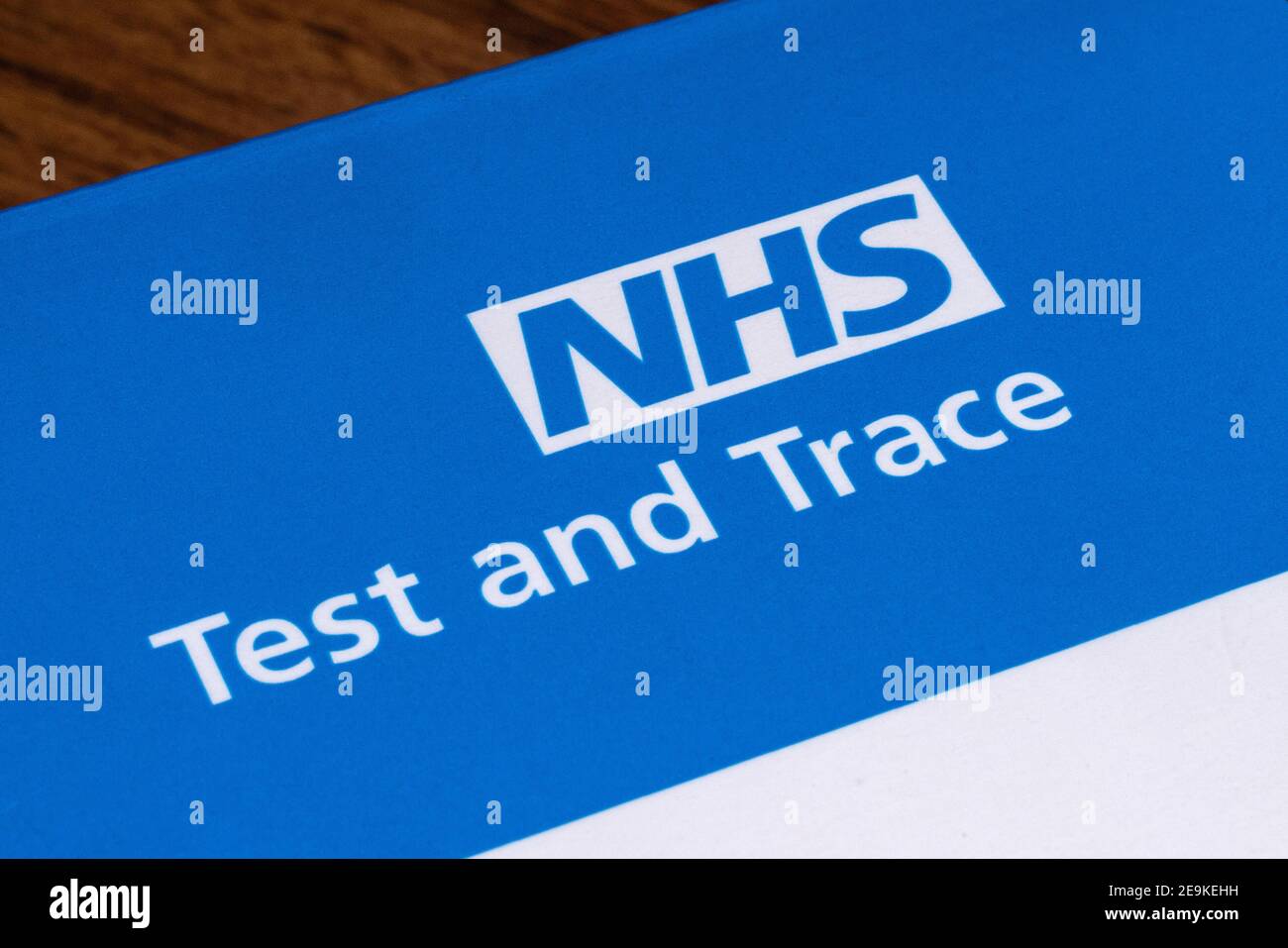 Londra, Regno Unito - 29 gennaio 2021: Primo piano del simbolo NHS Test and Trace, raffigurato su un kit di test a casa. Foto Stock