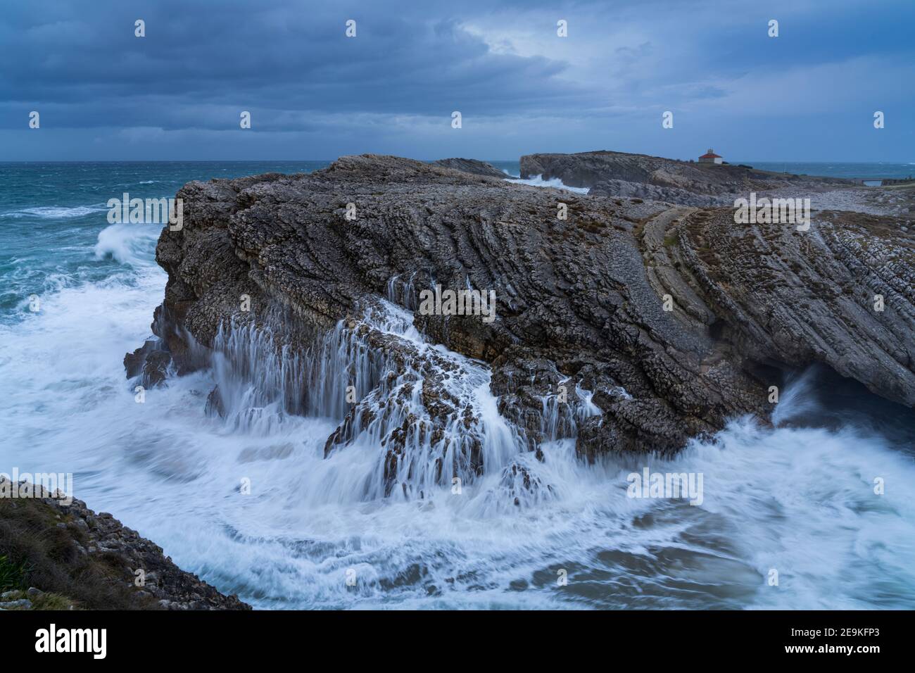 Rigonzare e tempesta nell'Eremo della Virgen del Mar a San Roman de la Llanilla nel comune di Santander. Isola Virgen del Mar nella Cant Foto Stock