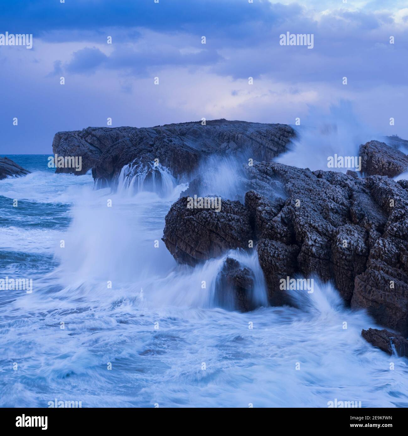 Rigonzare e tempesta nell'Eremo della Virgen del Mar a San Roman de la Llanilla nel comune di Santander. Isola Virgen del Mar nella Cant Foto Stock