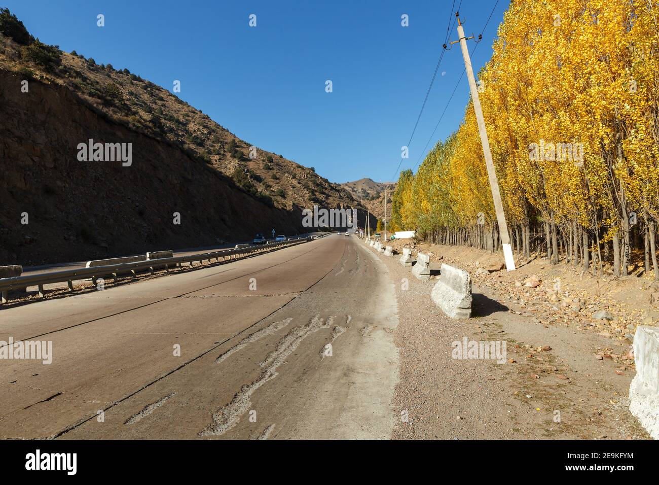 autostrada A 373, autostrada Tashkent OSH, passo Kamchik, Uzbekistan. strada di montagna in autunno. Foto Stock
