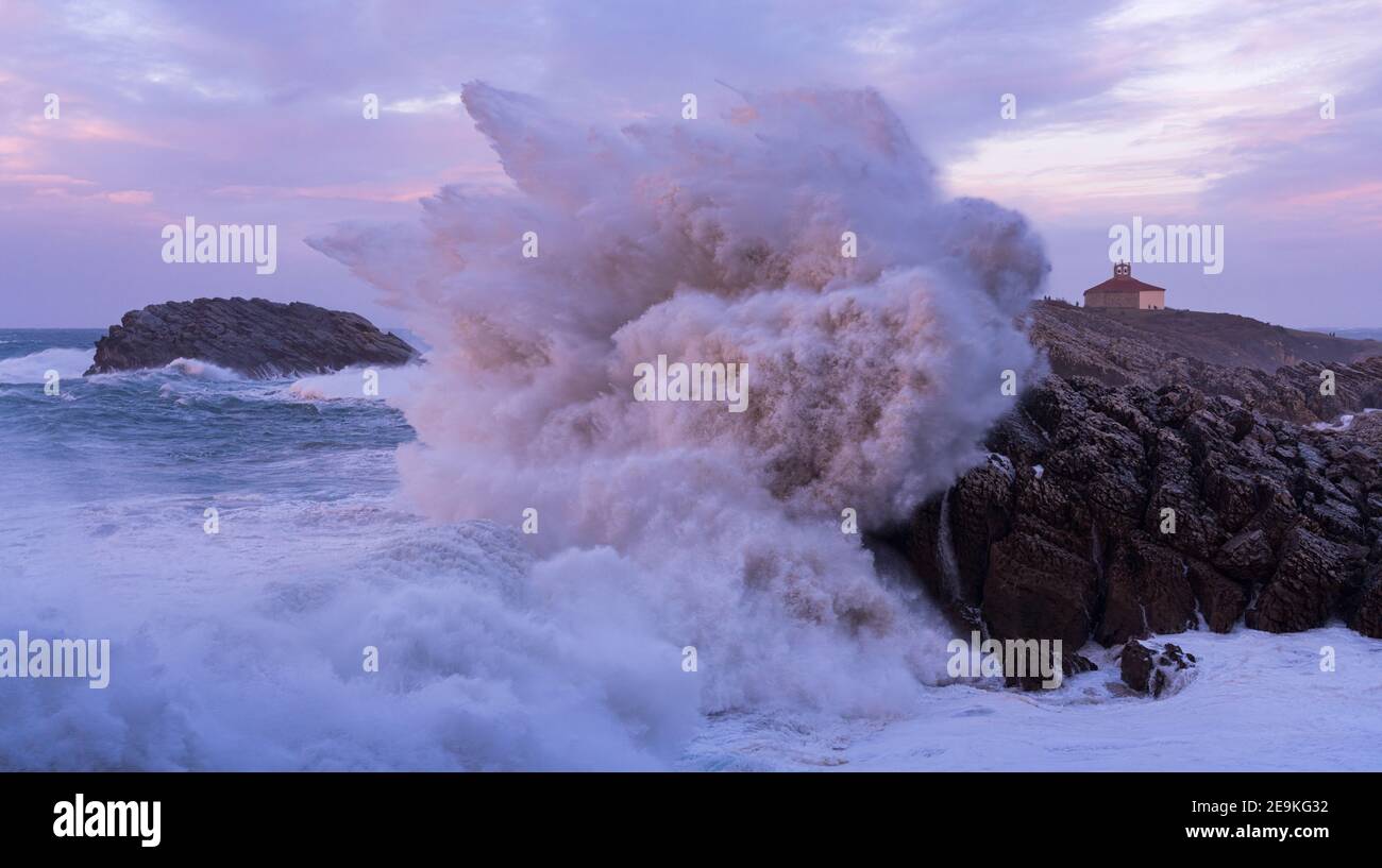 Rigonzare e tempesta nell'Eremo della Virgen del Mar a San Roman de la Llanilla nel comune di Santander. Isola Virgen del Mar nella Cant Foto Stock