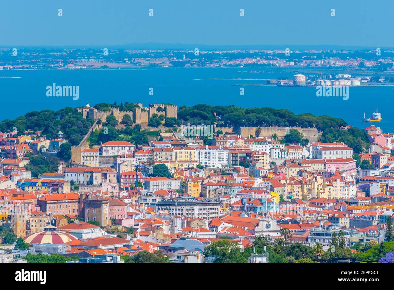 Castello di Sao Jorge a Lisbona dal punto di vista di Amoreiras, Portogallo Foto Stock