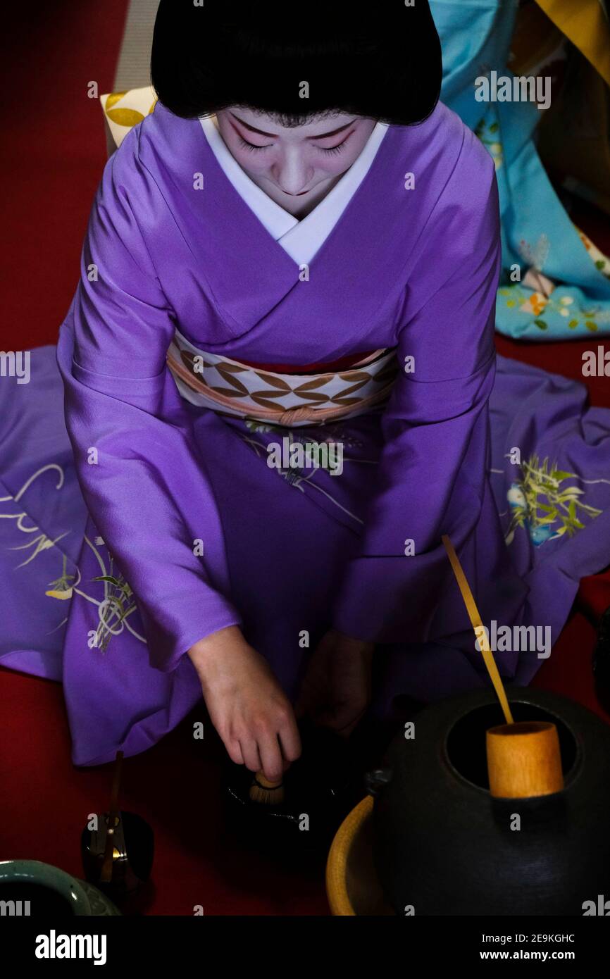 Geisha preparare il tè nella sua Okiya, (casa di Geisha), Kyoto. Foto Stock