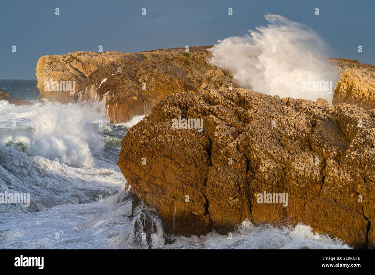 Rigonzare e tempesta nell'Eremo della Virgen del Mar a San Roman de la Llanilla nel comune di Santander. Isola Virgen del Mar nella Cant Foto Stock