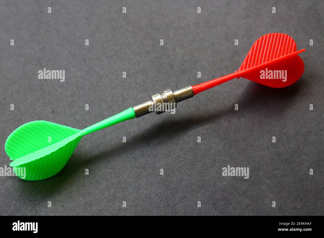 Freccette magnetiche con poli opposti attratti l'uno dall'altro Foto Stock
