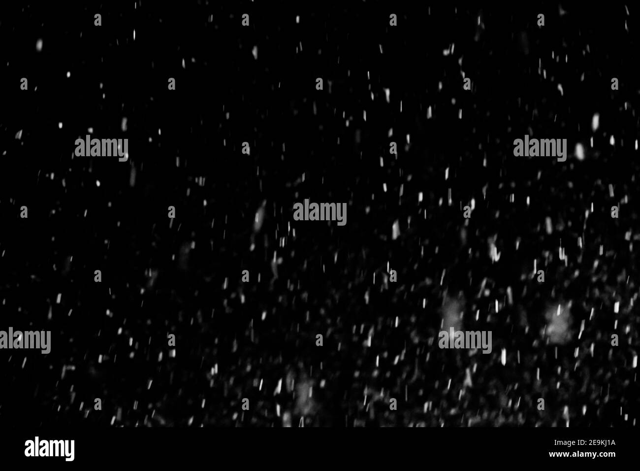 Trama bianca sulla neve su sfondo nero per la sovrapposizione Foto Stock