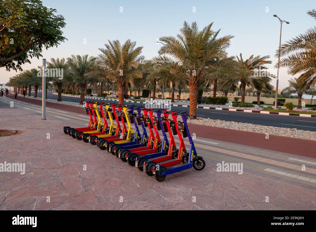 RAS al Khaimah, Emirati Arabi Uniti - 3 febbraio 2020: Noleggio scooter elettrici dalle piste da corsa all'isola di Marjan in emirato di Ras al Khaimah Foto Stock