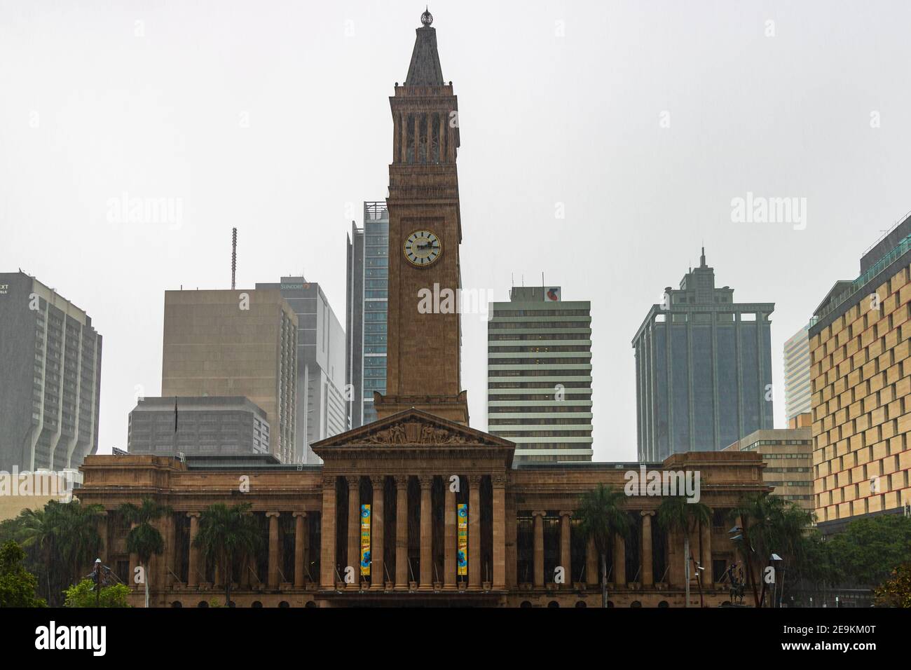 Edificio del Municipio di Brisbane con torre dell'orologio in Australia, Brisbane, 2021 Foto Stock