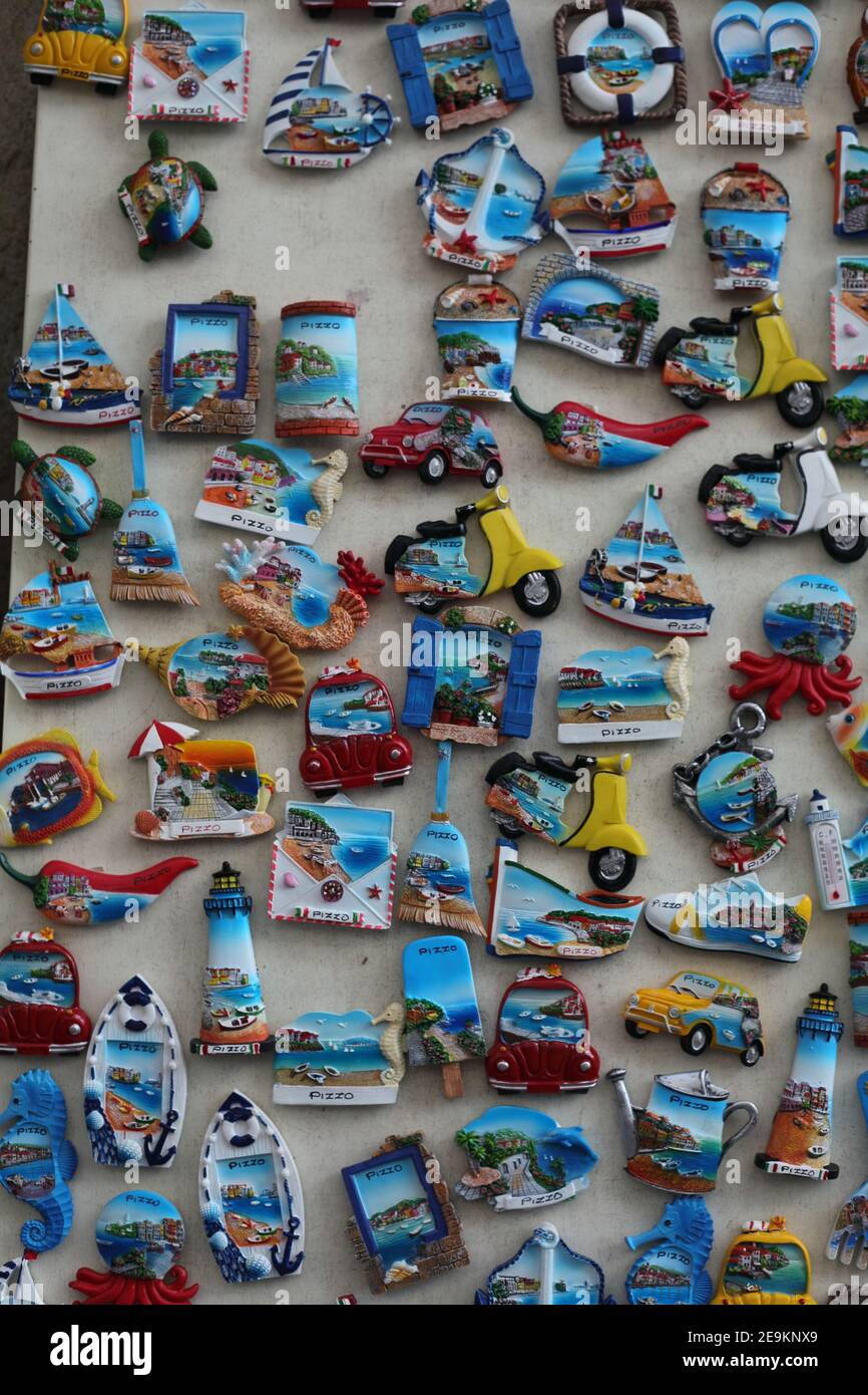Colorati calamite per frigoriferi venduti in un tipico negozio di souvenir  a Pizzo, una delle città più belle della Calabria, Pizzo, Vibo Valentia,  Calabria, Italia Foto stock - Alamy