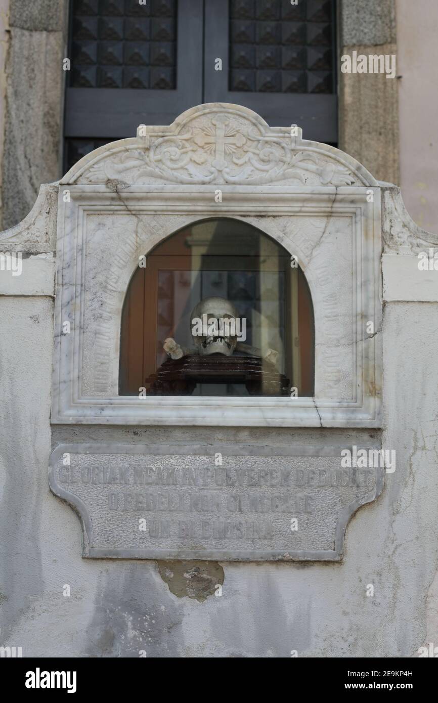 Cranio umano e ossa esposte fuori dalla Chiesa del Purgatorio costruita nel 1651, Pizzo, Vibo Valentia, Calabria, Italia Foto Stock