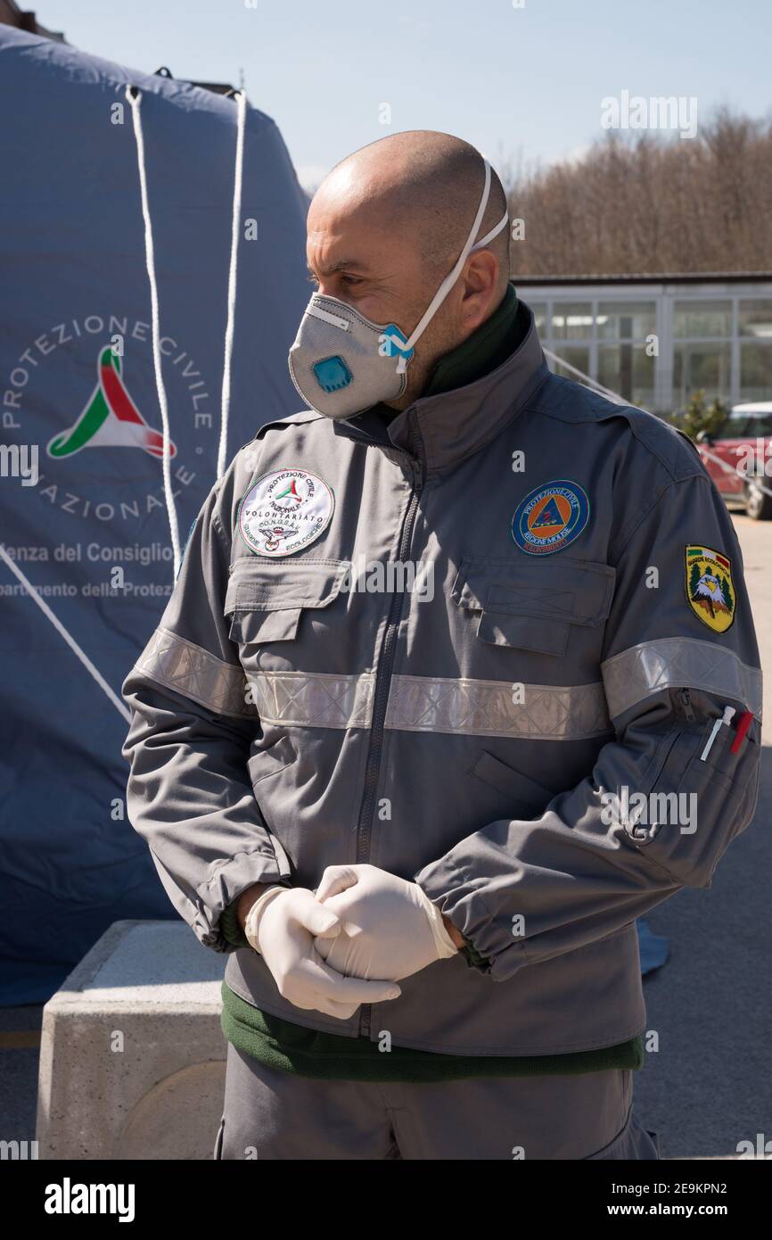 Campobasso,Regione Molise,Italia: Volontario della protezione civile di fronte alla tenda di Triage montata all'ingresso dell'ospedale Cardarelli, a sostegno Foto Stock