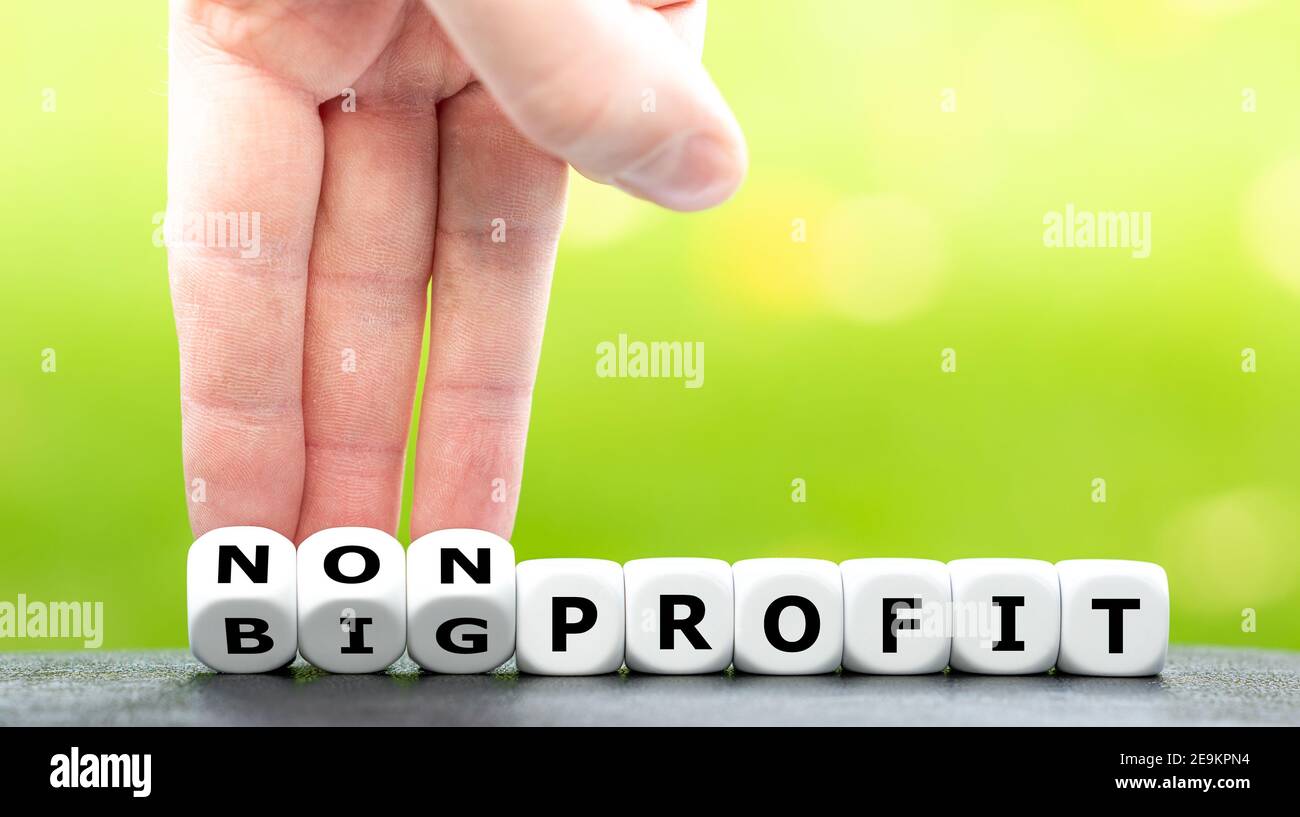La mano trasforma i dadi e cambia l'espressione "profitto grande" in "no profit". Foto Stock