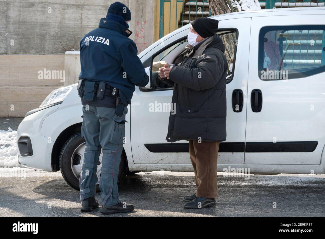 Campobasso,Regione Molise,Italia:UN poliziotto controlla i documenti di una persona durante il periodo di discesa di aprile 2020 a Campobasso. Foto Stock