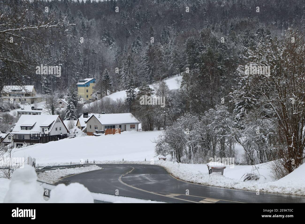 vista panoramica di una strada in un villaggio in inverno Foto Stock