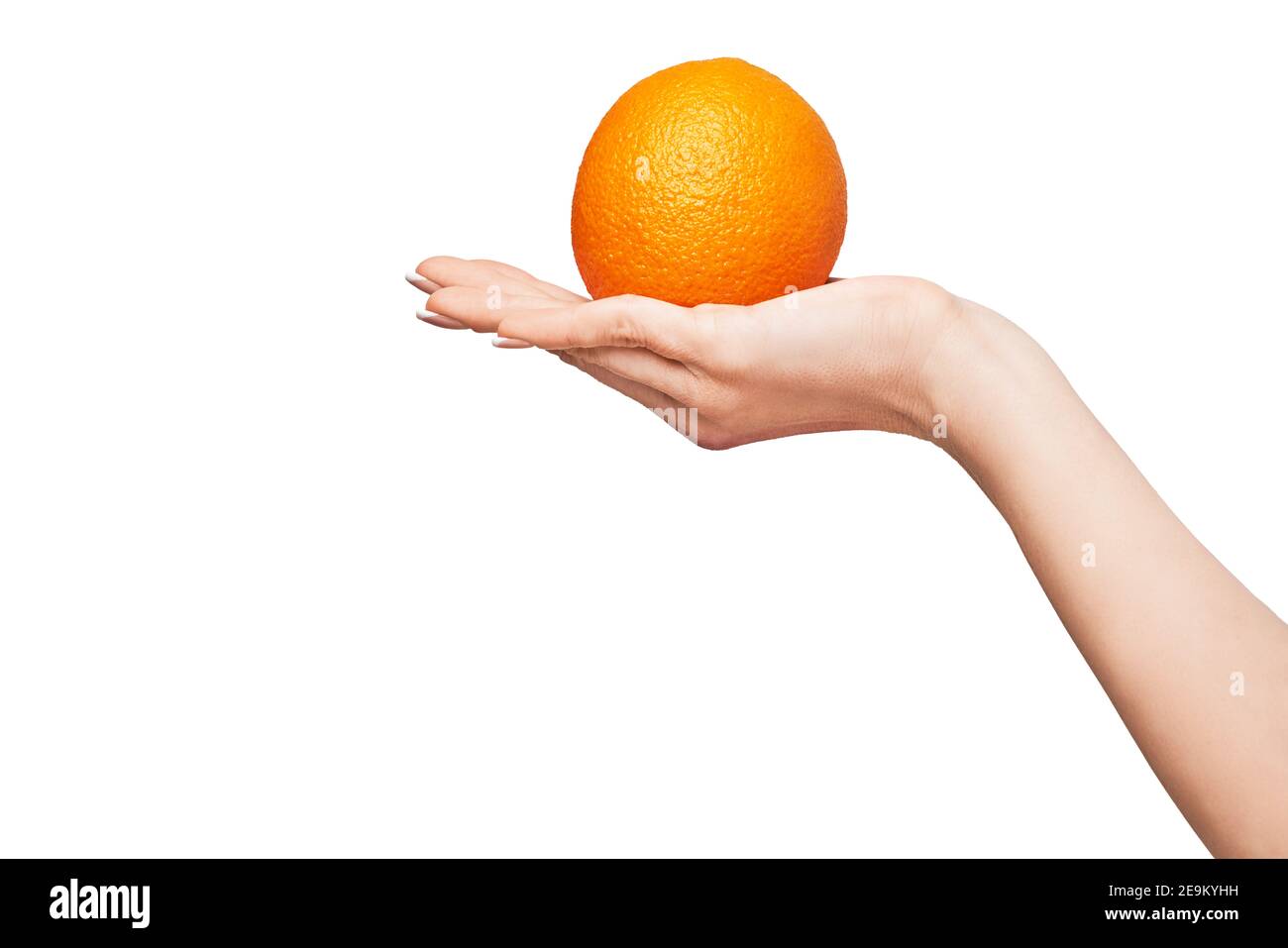 Tenere a mano frutta arancione biologica fresca isolata su sfondo bianco Foto Stock