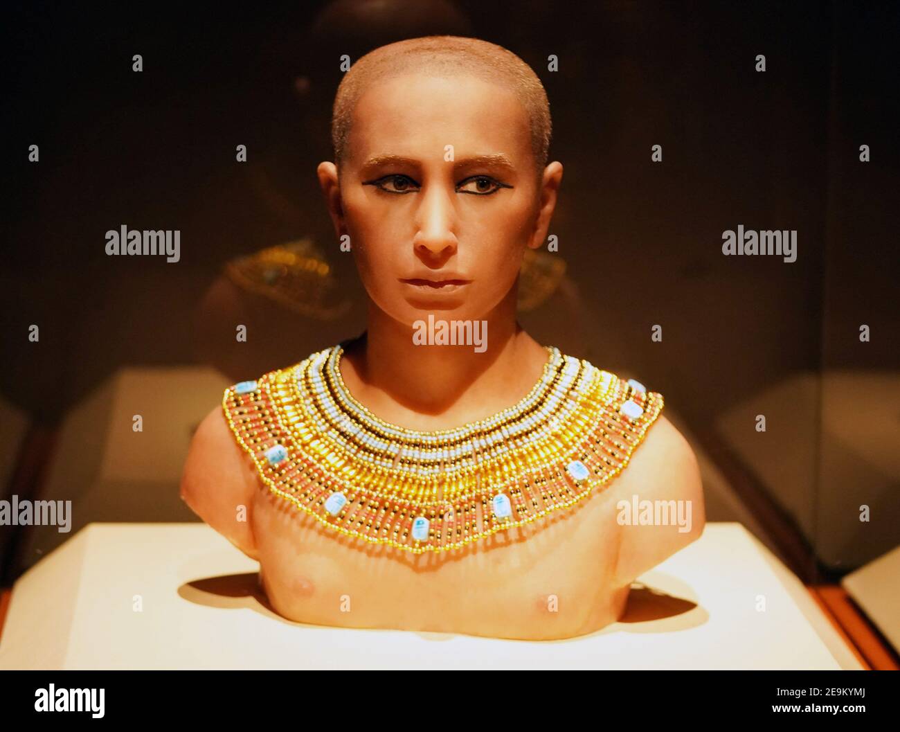 St. Louis, Stati Uniti. 05 febbraio 2021. I visitatori del St. Louis Science Center sono accolti da un busto di ricostruzione con rivestimento in silicone del faraone egiziano Tutankhamon al Mummies of the World Exhibition di St. Louis giovedì 4 febbraio 2021. La mostra presenta 40 mummie umane e animali reali e 85 manufatti rari provenienti da tutto il mondo, fornendo una finestra sulla vita di persone provenienti da ogni regione del mondo. Photo by Bill Greenblatt /UPI Credit: UPI/Alamy Live News Foto Stock