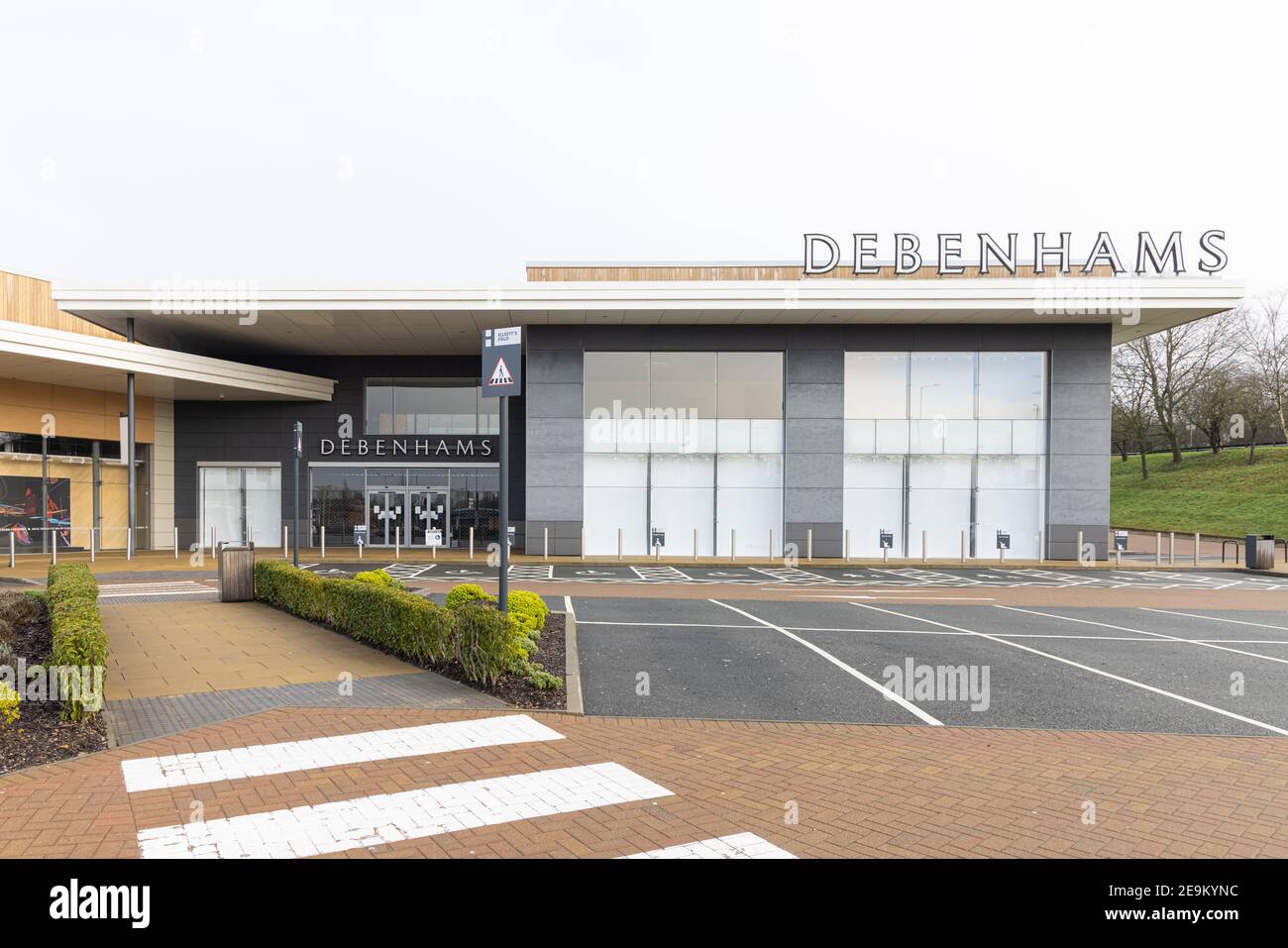 Rugby, Warwickshire, Regno Unito - 5 febbraio 2021: Chiuso il negozio Debenhams si trova dietro un parcheggio privato nel campo di Elliott's fuori dal parco commerciale. Foto Stock