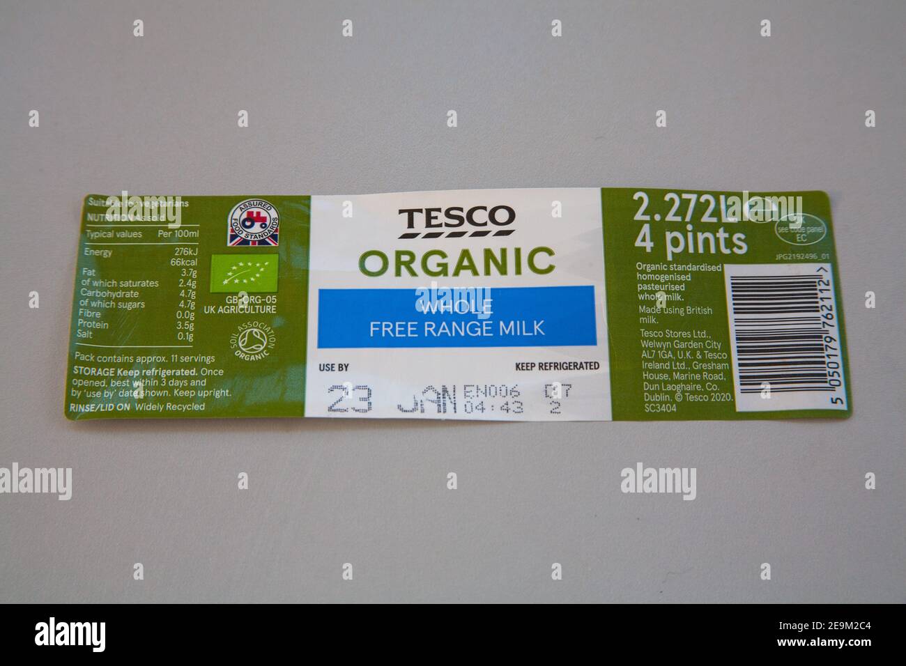 Etichetta da Tesco 4 pinte di latte biologico intero senza limiti Foto Stock