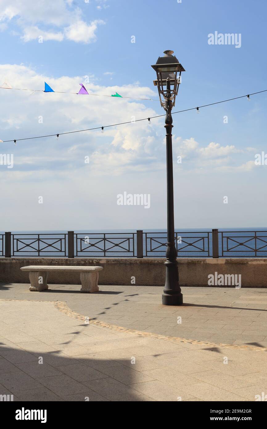 Si affaccia sul Golfo di Sant'Eufemia da piazza della Repubblica, Pizzo,  Vibo Valentia, Calabria, Italia Foto stock - Alamy