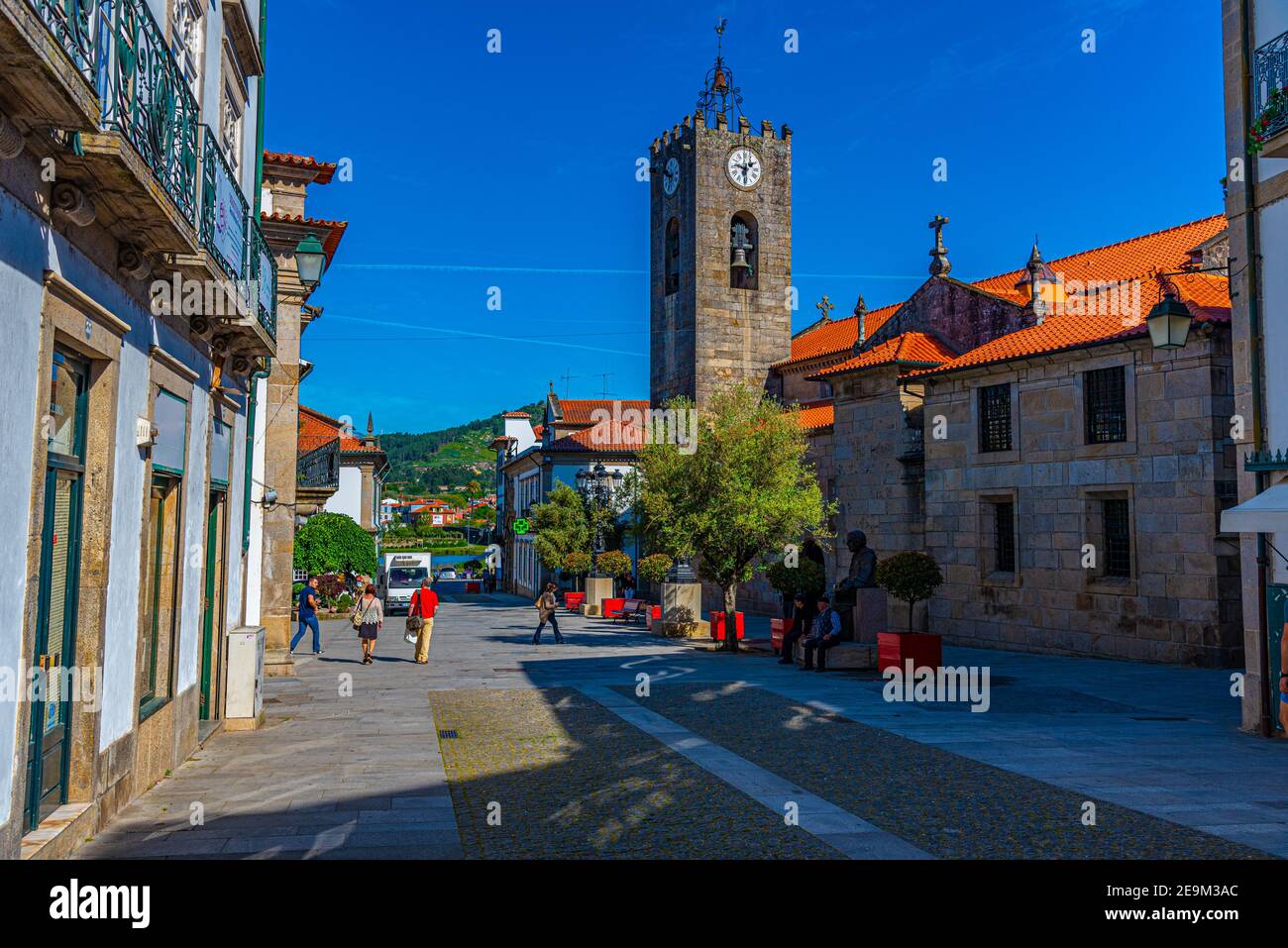 PONTE DE Lima, PORTOGALLO, 24 MAGGIO 2019: Vista di una strada pedonale nel centro di Ponte de Lima in Portogallo Foto Stock